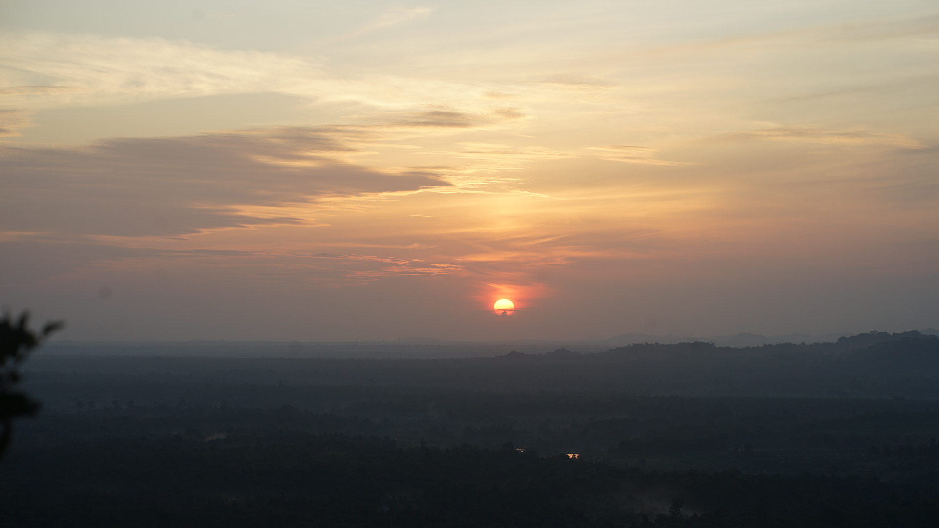 Matahari pagi (sunrise) seakan malu-malu untuk keluar dari peraduannya