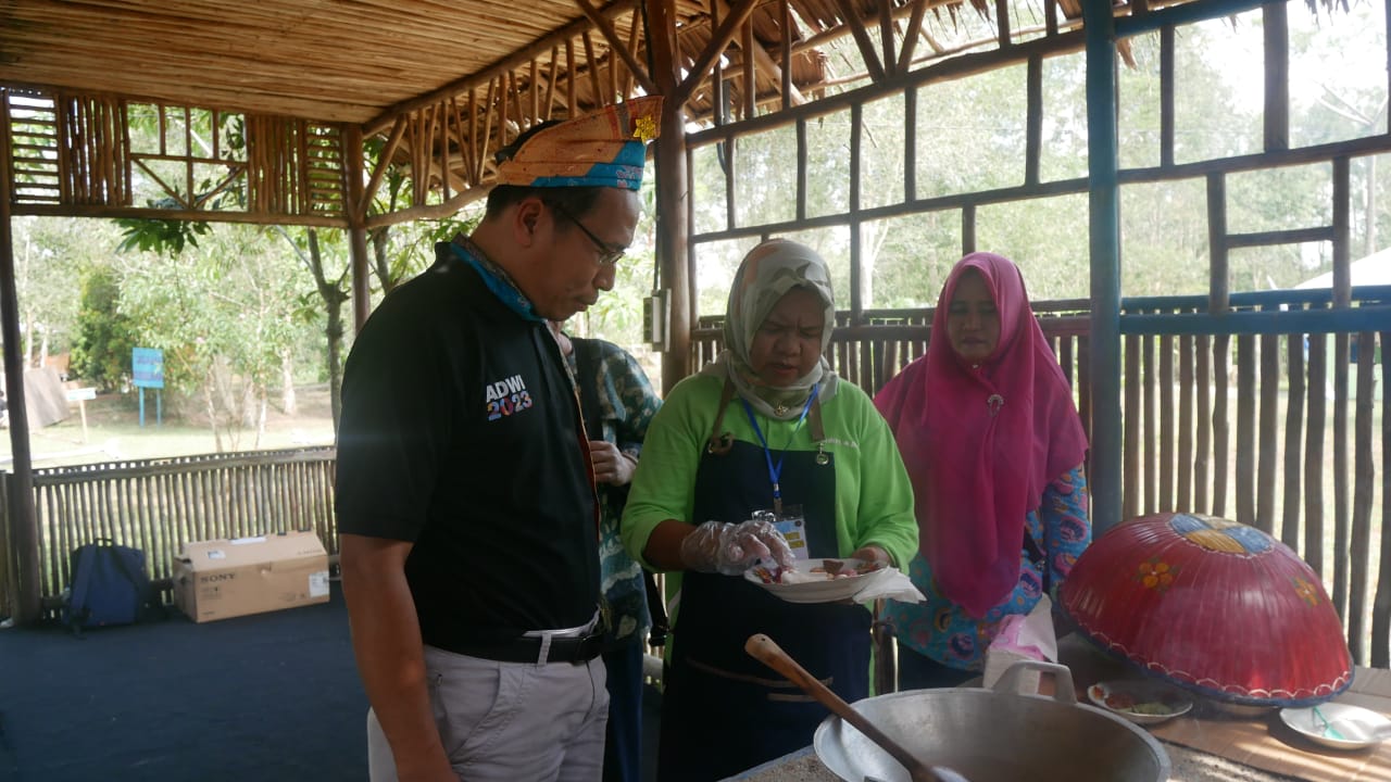 Juri ADWI 2023 bersama Ibu-ibu pengelola dapur masak Desa Wisata Kreatif Terong melakukan aktifitas masak kuliner tradisional Belitung yaitu masak cumi bumbu ketumbar.