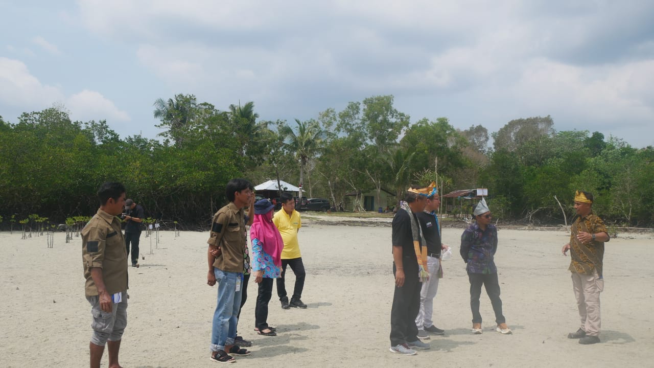 Visitasi Juri ADWI 2023 ke kawasan pantai an HKm Bakau PNPA Terong