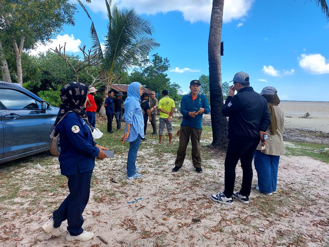 Peninjuan ke lokasi HKm Bakau PNPA Terong oleh Tim Pusat Kebijakan Strategis Kementerian KLH