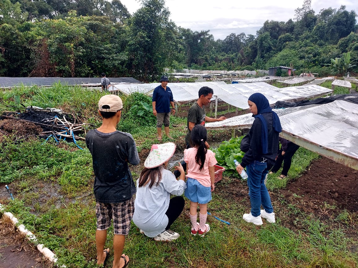 Rombongan keluarga wisatawan asal Jakarta saat tiba di lokasi agrowisata Desa Wisata Kreatif Terong