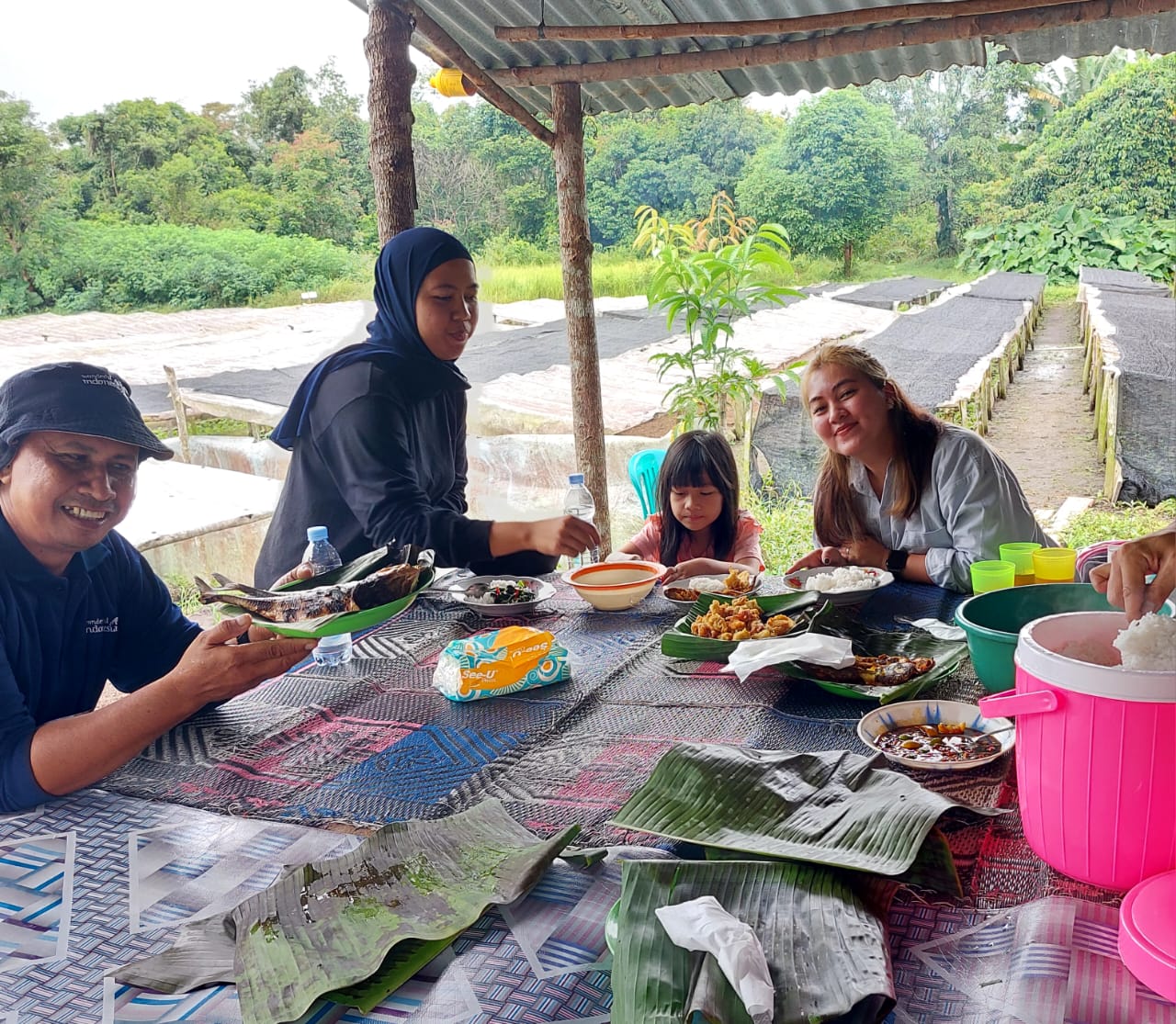 Bersiap menikmati masakan sayur, ikan bakar dan cumi goreng hasil masak wisatawan asal Jakarta dengan iIbu-ibu pengelola Agrowisata