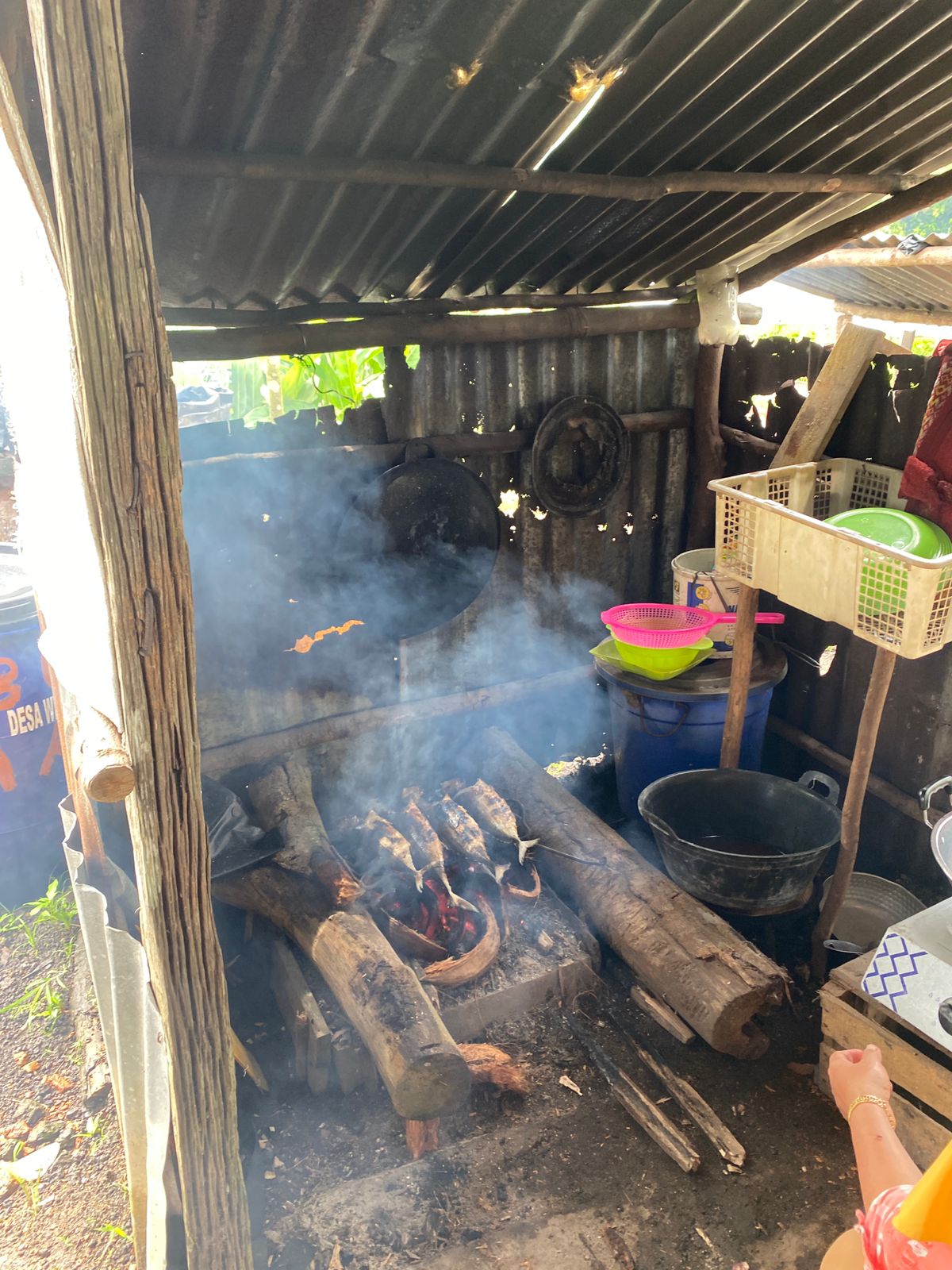 Dapur masak di pondok kebun agrowisata yang sederhana salah satu ciri khas atraksi di Desa Wisata Kreatif Terong