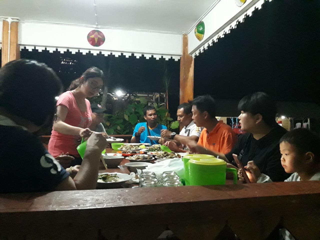 Makan malam bersama wisatawan dari China setelah seharian mengikuti paket wisata fullday eksplore Desa Wisata Kreatif Terong