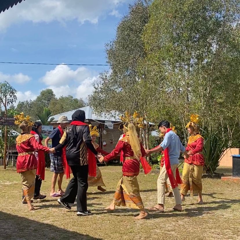 Interaksi antara penari lokal dengan perwakilan peserta Program Summer Course IPB 2023