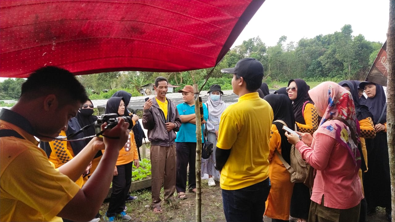 Diskusi lapangan wisata edukasi KWT Desa Dendang di Agrowisata Desa Wisata Kreatif Terong Belitung