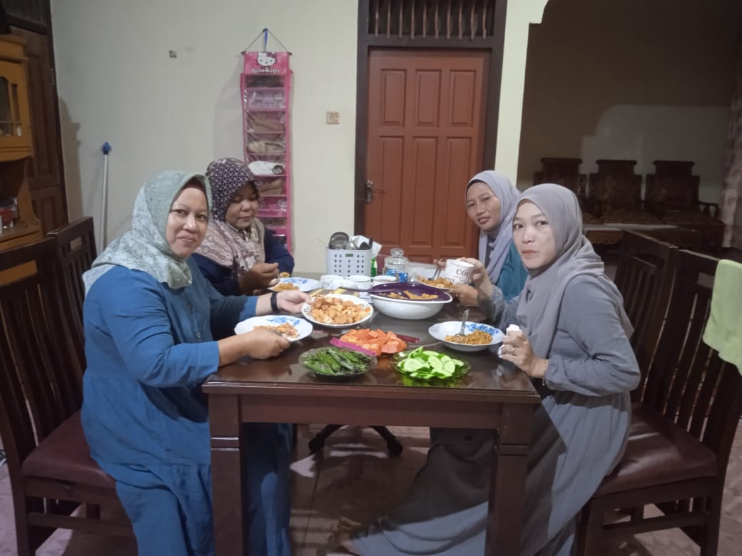 Makan bersama wisatawan saat menginap di homestay