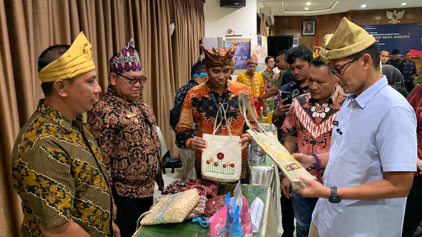 Diskusi Pengelola Dewi Kreatif Terong dengan Bapak Sandiaga Uno pada peluncuran Program Beti Dewi Propinsi Kepulauan Banggka Belitung