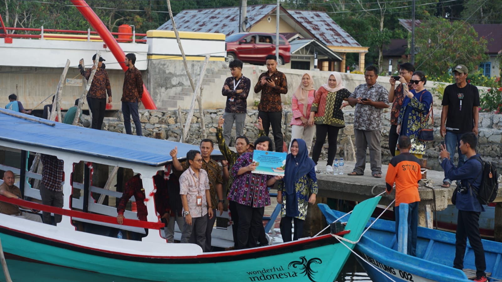 Dukungan atraksi dan amenitas dari Kemenparekraft RI untuk Desa Wisata Kreatif Terong berupa perahu wisata berlogo Wonderful Indonesia.