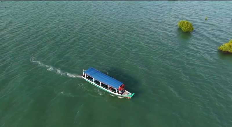 Laut biru, bening dan besih merupakan modal utama pengembangan konsep ekowisata di Desa Wisata Kreatif Terong Belitung.