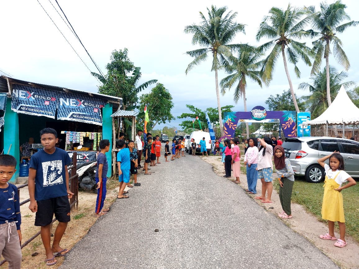 Gladi kotor untuk pagar ayu alur jalan masuk tamu undangan VIP Festival Gema Budaya Desa Wisata Kreatif Terong Belitung.