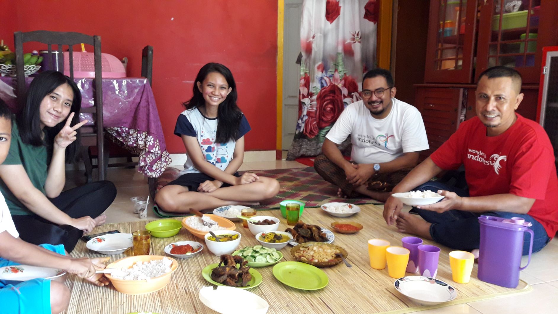 Suasana makan siang bersama pemilik homestay