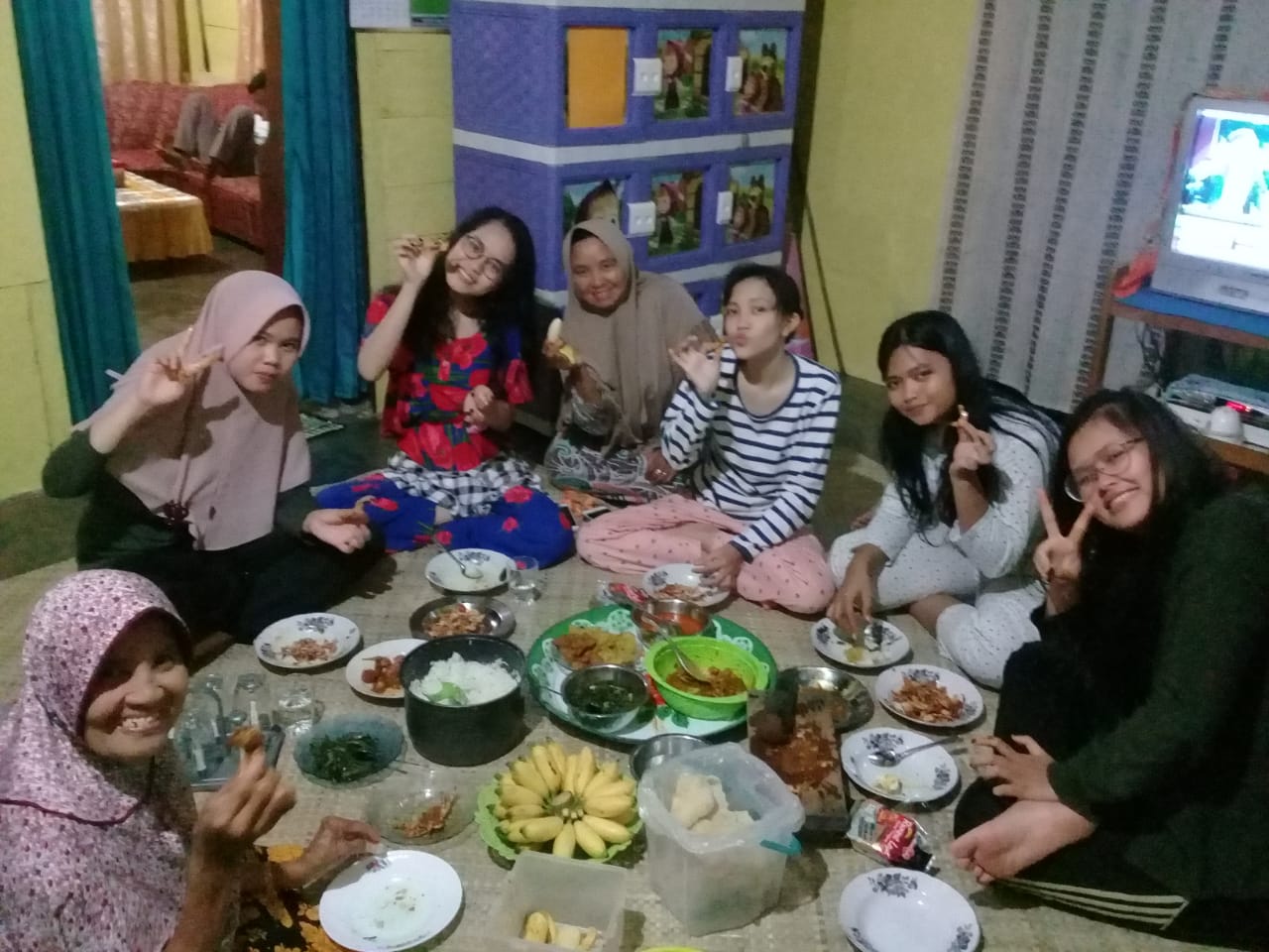 Aktifitas makan bersama dengan tamu di homestay Azahra II