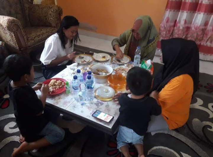 Sarapan pagi bersama tamu homestay dari Bali dan Aceh