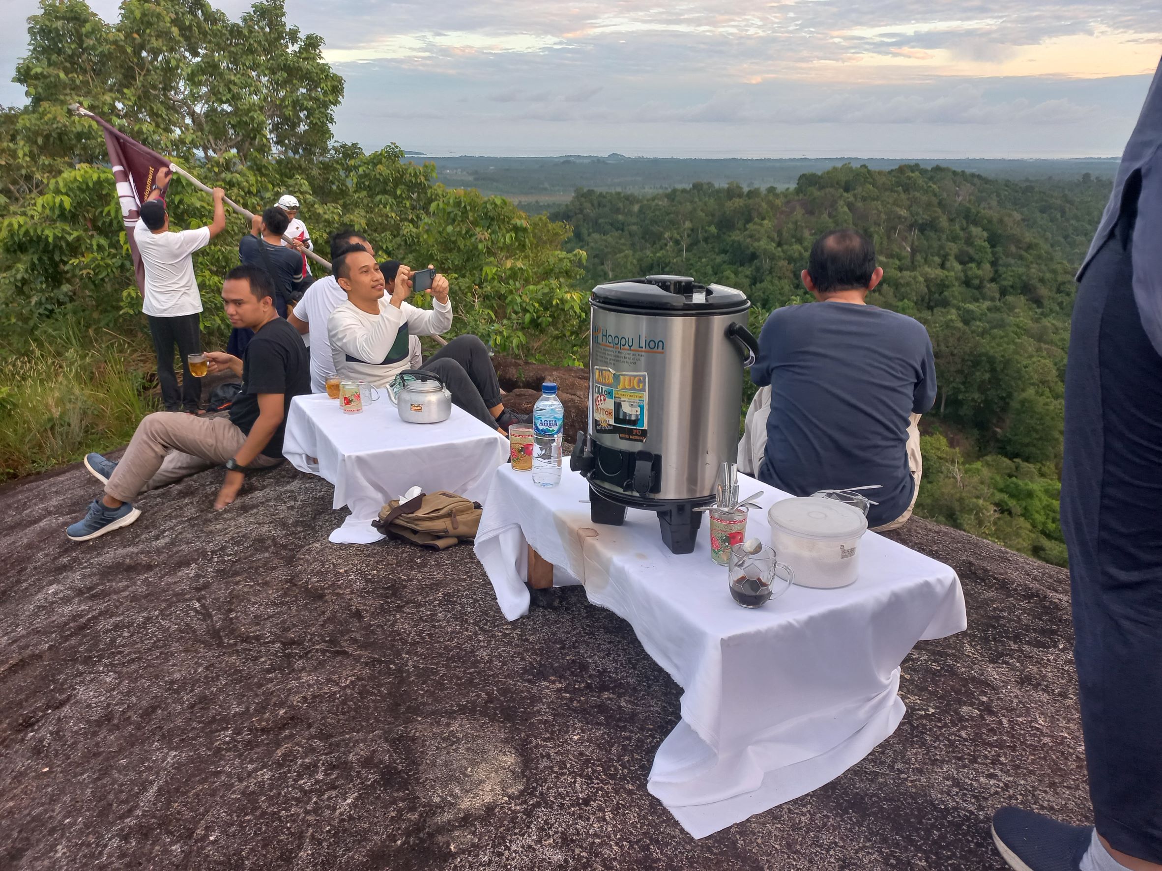 Bahkan, sarapan pagipun bisa dilakukan di atas bukit sembari menanti matahari pagi muncul dari peraduannya (sunrise)