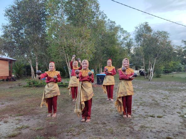 Tarian Sekapur Sirih menjadi tarian tradisional Belitung yang ditampilkan saat pembukaan Pelatihan Adopsi Teknologi Digital Desa Wisata di lokasi Desa Wisata Kreatif Terong Belitung.