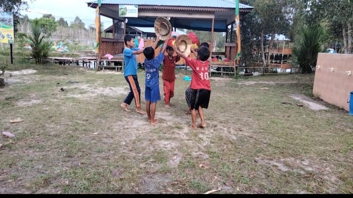 Kompaknya anak-anak latihan mengikuti instruksi pelatih tari