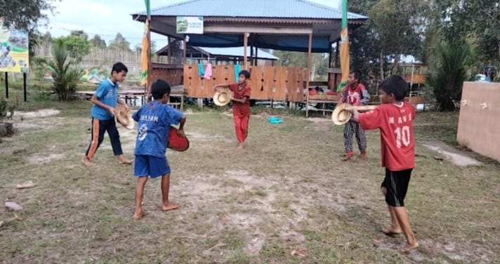 Ceria dan optimis, begitulah suasana hati anak-anak yang berlatih menari