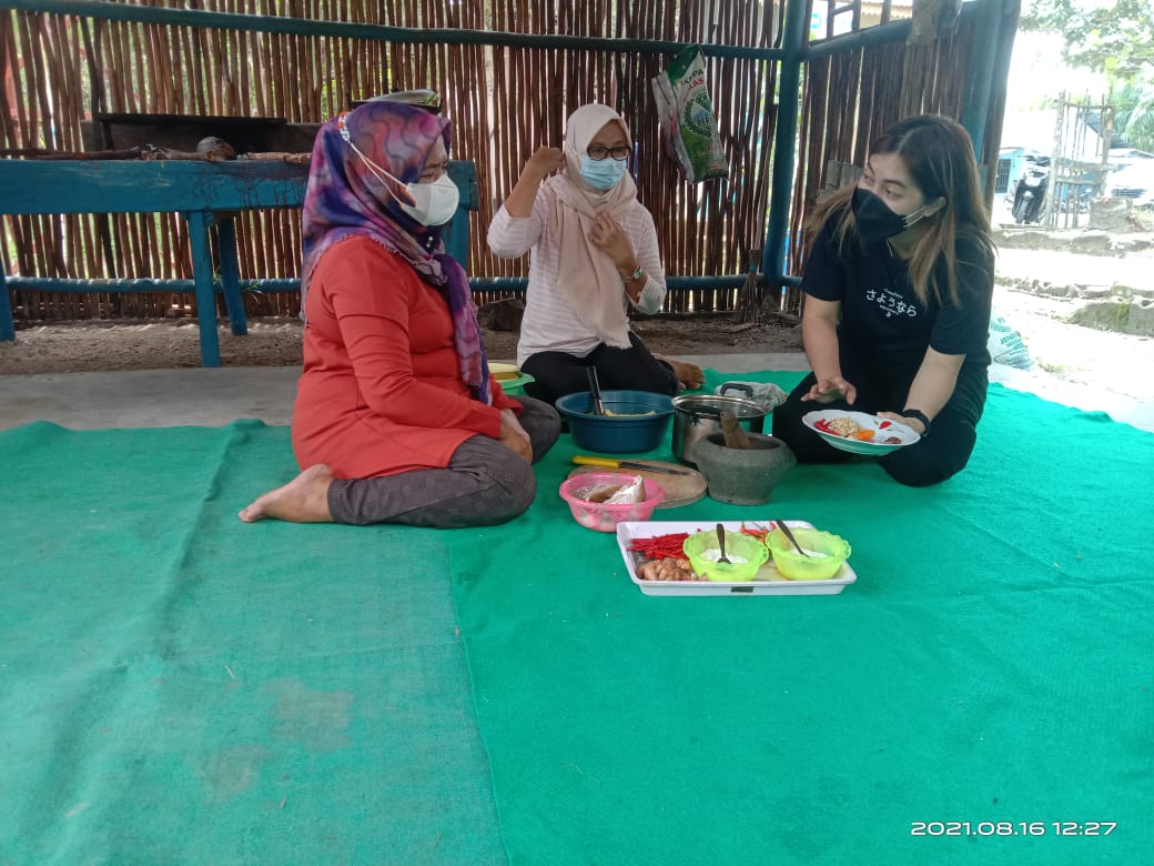 Proses meramu bumbu untuk membuat masakan Gangan Ikan