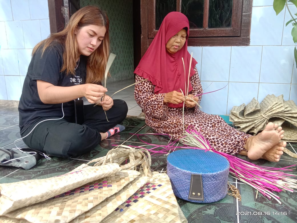 Belajar menganyam membuat tas dari daun Lais