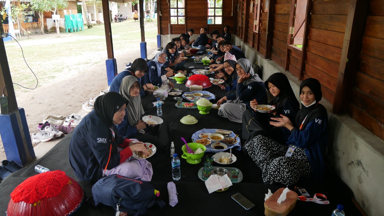 Sajian makan siang cara bedulang adat Belitung