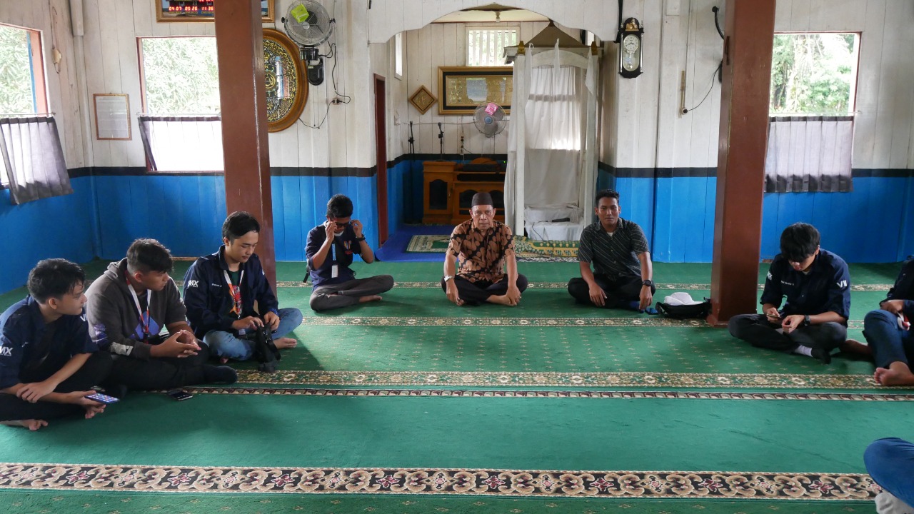 Bertemu dan berdiskusi mendengar tentang sejarah Mesjid Al Ikhlas Sijuk yang merupakan mesjid tertua yang ada di Belitung.