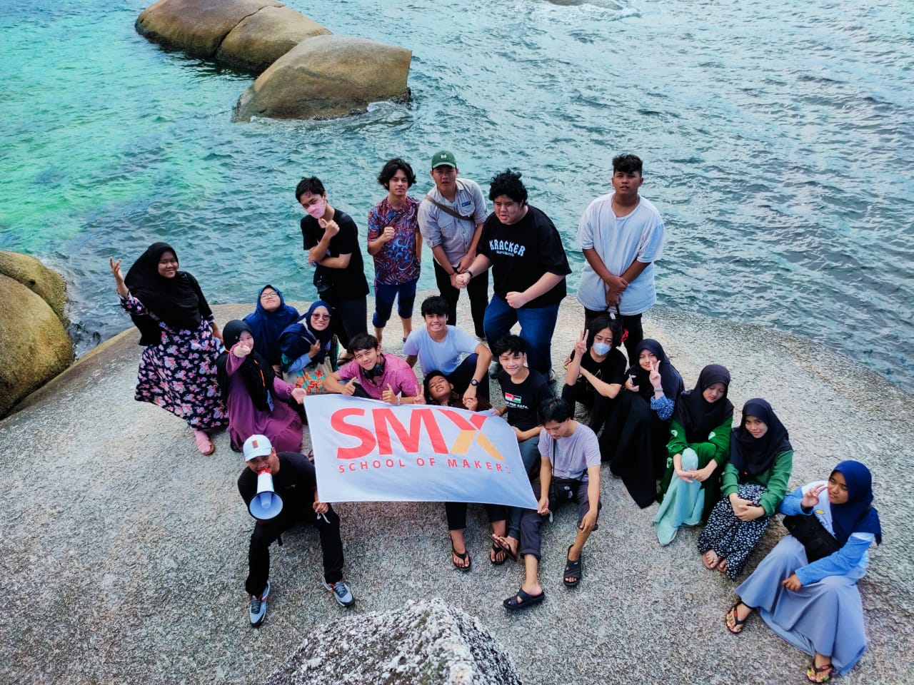 Kunjungan ke Pantai Tanjung Tinggi dan pantai Tanjung Kelayang.