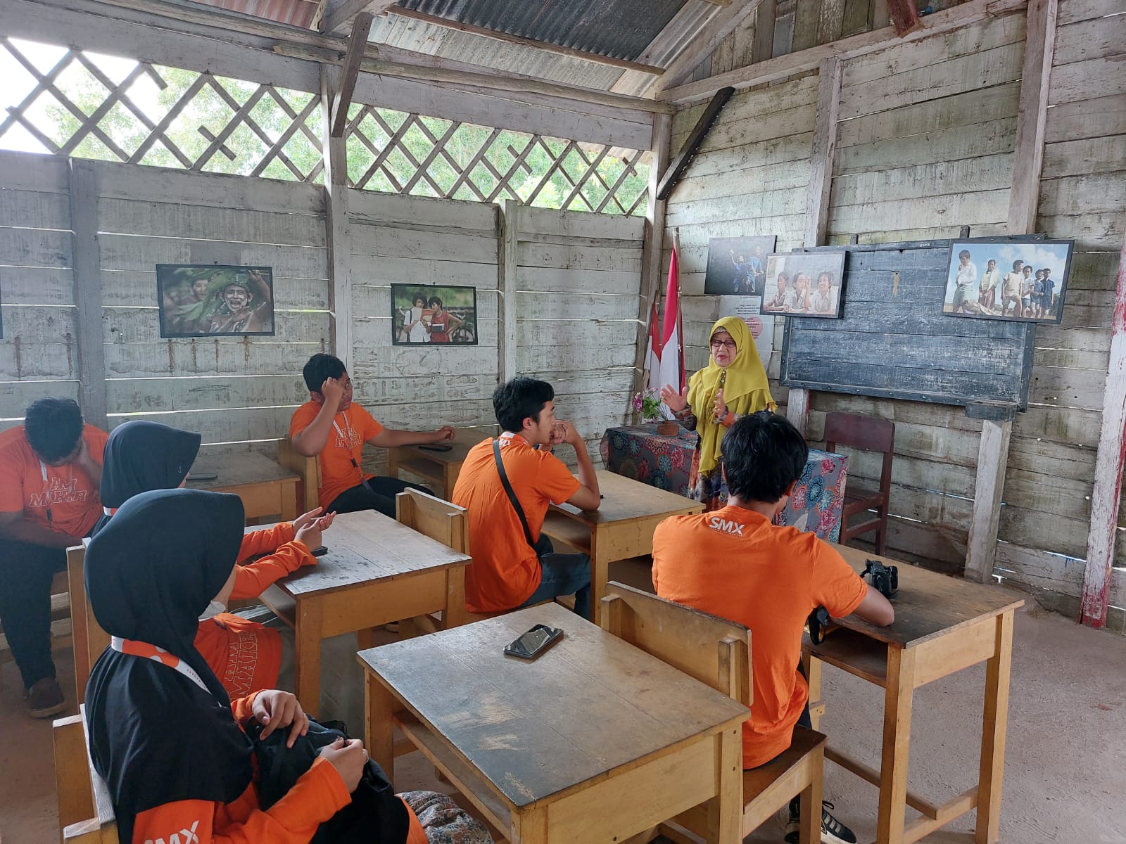 Bertemu dengan ibu Guru Muslimah SD Laskar Pelangi Kecamatan Gantung Belitung Timur